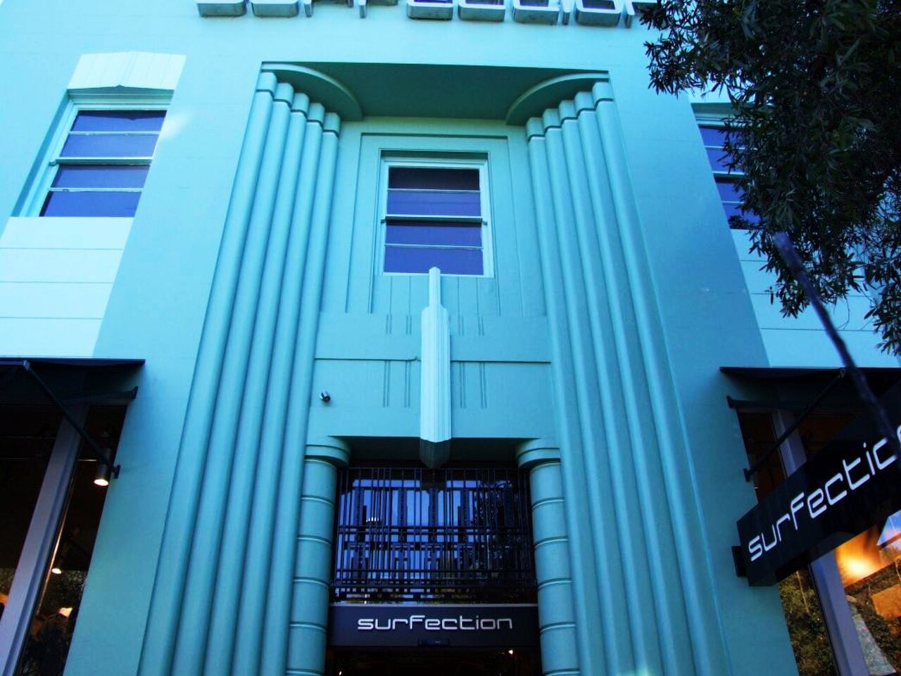 The former Commonwealth Bank building in Hall Street (now Surfection Surf Shop) boasts one of the most dramatic of Bondi’s Art Deco façades. Although somewhat hidden, the ceilings of the banking chamb