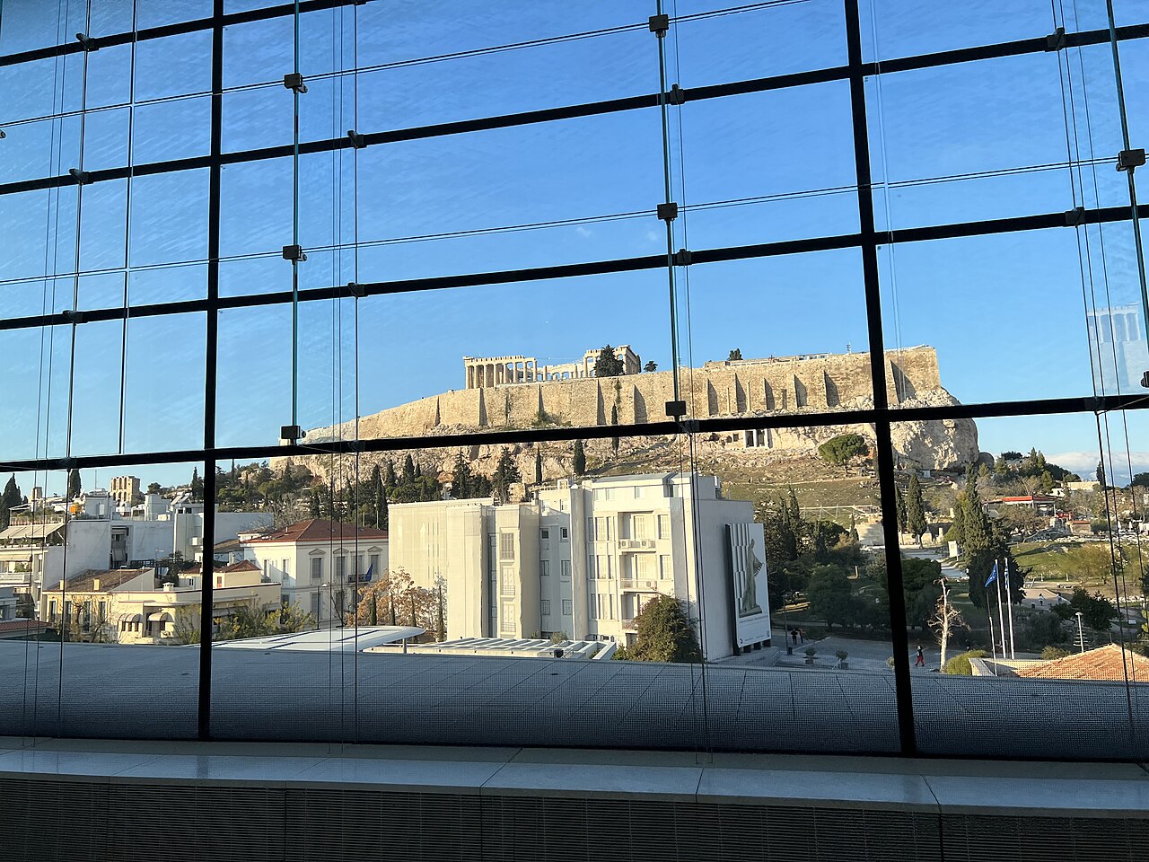 The 2nd floor
The top floor offers stunning views of the Acropolis. Visitors can thus discover the last vestiges, while enjoying an exceptional panorama of the Parthenon – the Acropolis Museums obviou