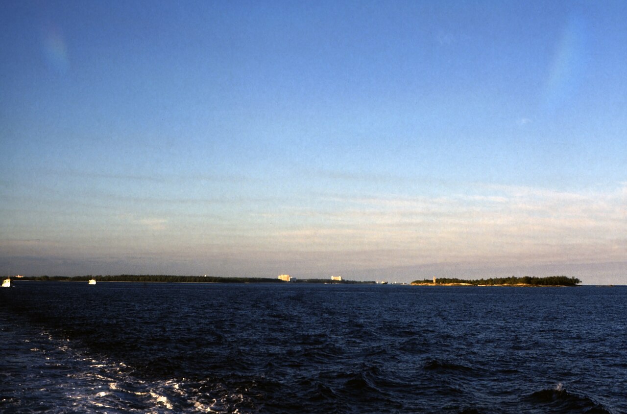 Blick von einem Postboot auf  <a href="https://de.wikipedia.org/wiki/Paradise _Island_(Bahamas)" rel="nofollow">Paradise Island</a> mit den - noch wenigen und noch nicht mit den Atlantis H