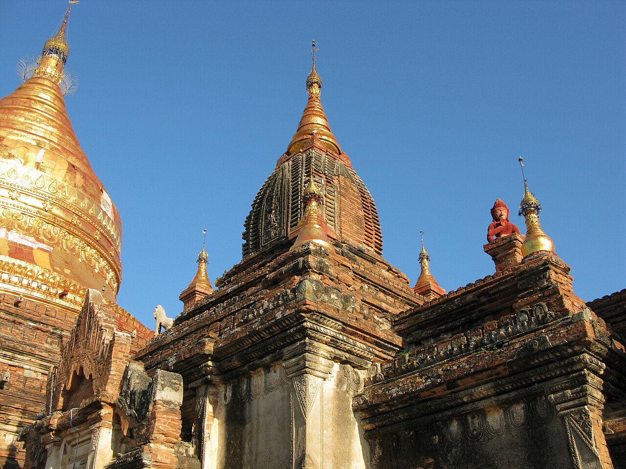 The pagoda was build by King Narapatisithu in the 12th century. The Dhammayazika temple is a brick pentagonal structure surrounded by five smaller shrines. The stupa is topped by a large, impressive bell-shaped dome.