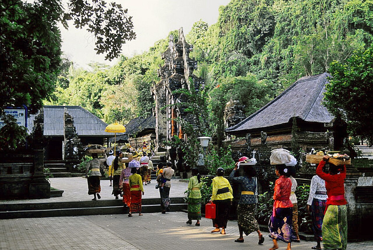 Women carrying offerings in Tirta Empul Temple. Tampaksiring, Gianyar, Bali, Indonesia