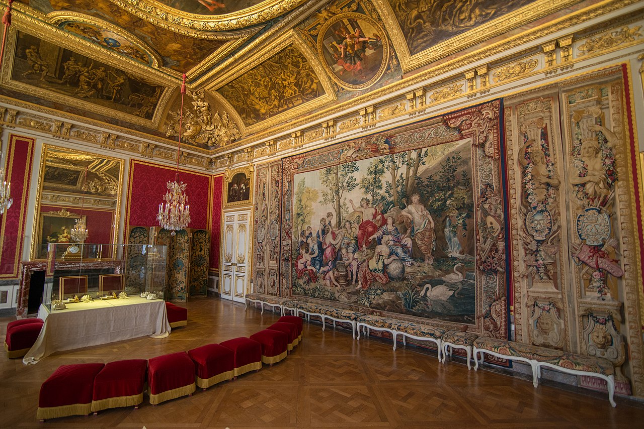THE QUEEN’S GRAND APARTMENT
Overlooking the Parterre du Midi, the Queen’s Grand Apartment is symmetrical with the King’s Grand Apartment. But unlike the sovereign who, from the reign of Louis XIV, gav