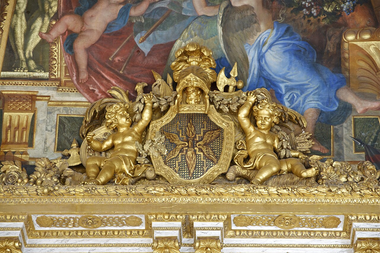 Un blason portant un foudre, dans la Galerie des Glaces du Château de Versailles. 

.mw-parser-output .commons-creator-table{background-color:#f0f0ff;box-sizing:border-box;font-size:95%;text-align:sta
