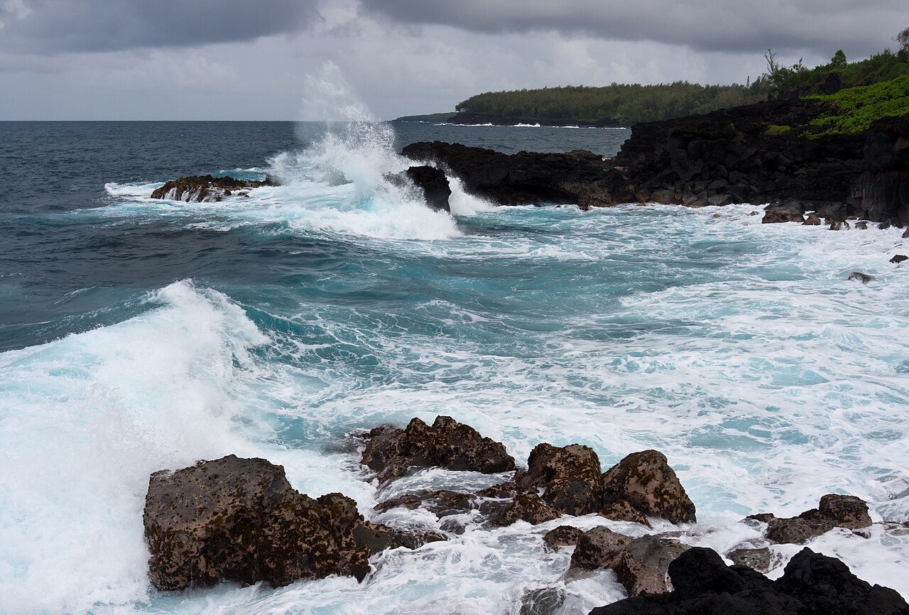 Big island of Hawaiʻi — Southeastern Coast (near Kahakai Park) on a stormy day.
