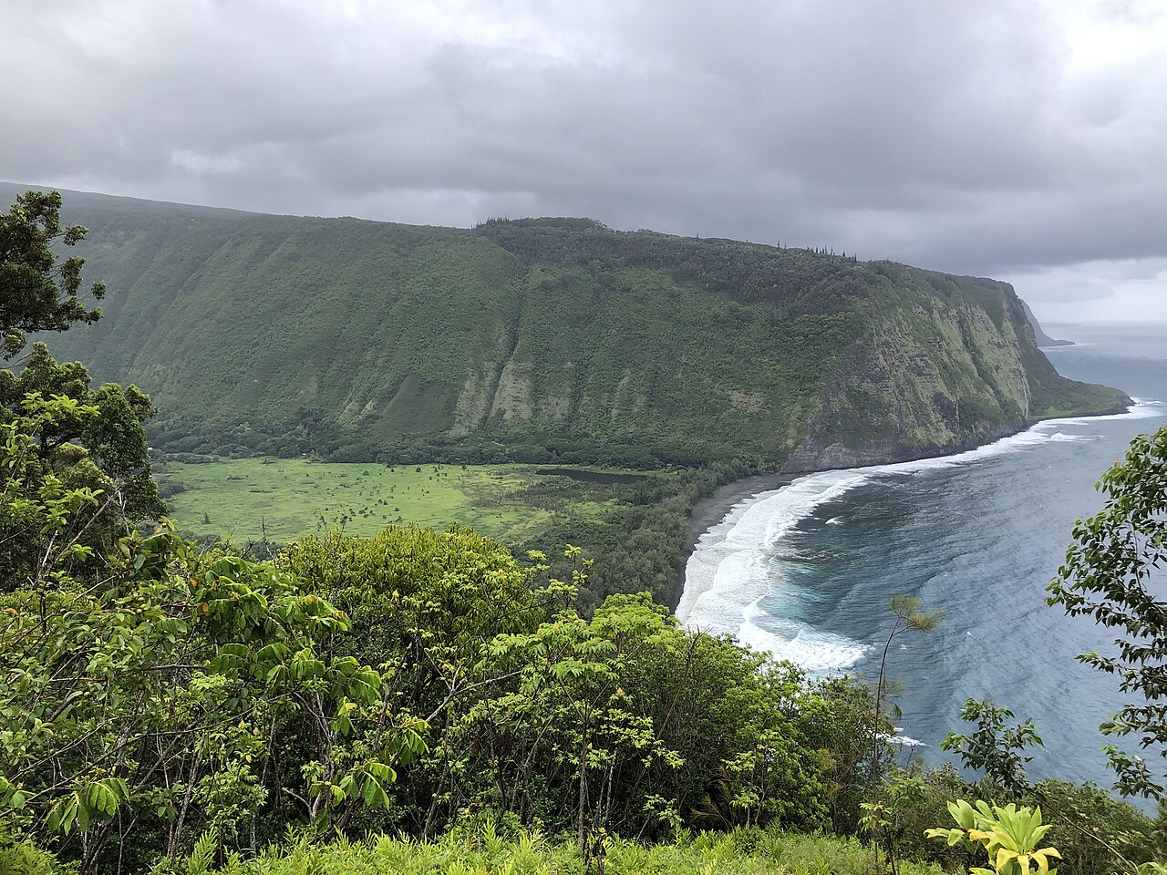 View northwest across the northeast end of Waipio Valley from the Waipiʻo Valley Lookout in Kukuihaele, Hawaii County, Hawaii