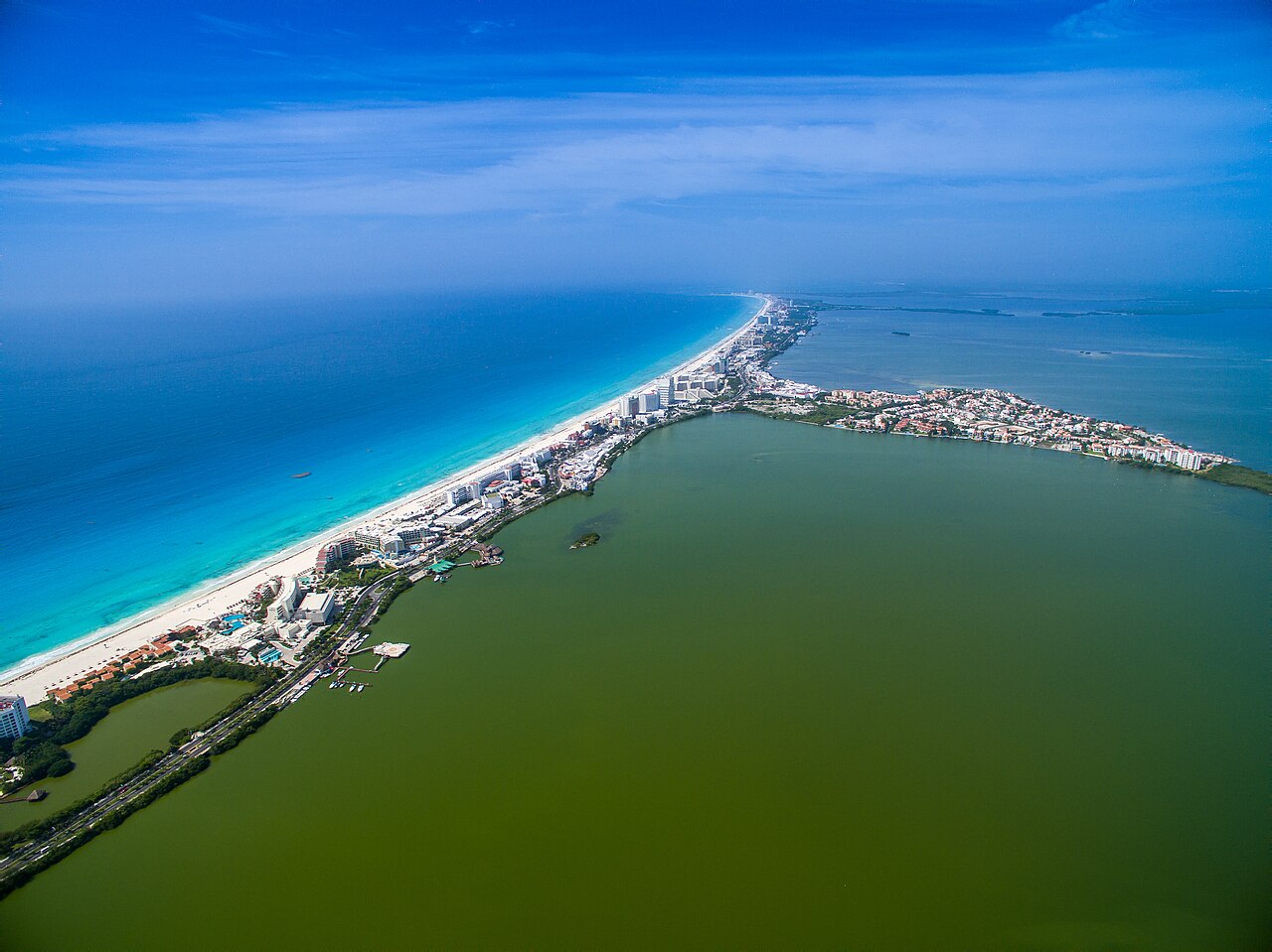 Aerial footage of Cancun. 

Luftbildaufnahmen von Cancun.
