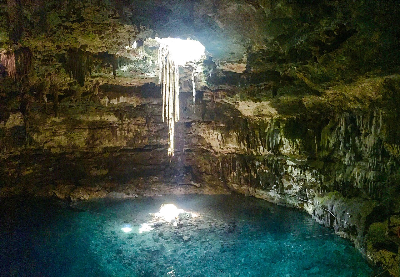 Swimming in clear water, cenote Samula in mexico.

Schwimmen im glasklaren Wasser in Mexiko: Cenote in Valladolid, Mexiko
