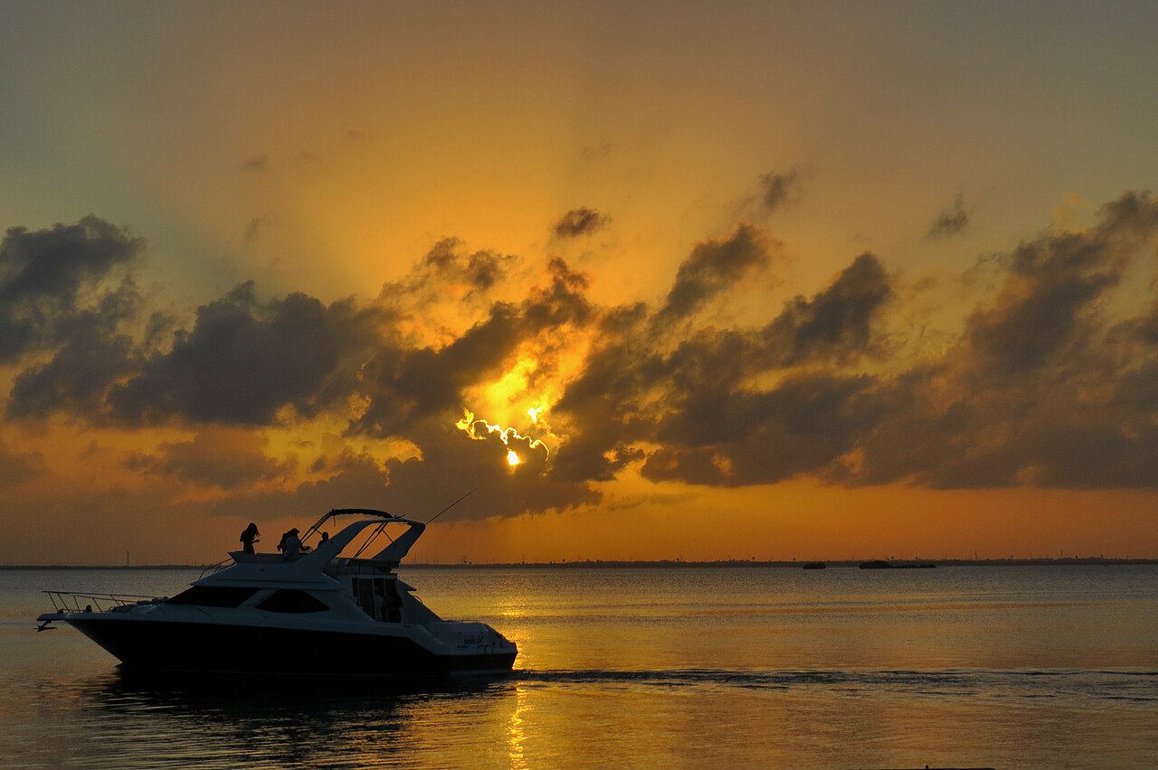 This photo was taken at the mall called "la isla", the sunset is adorned with the Cancun Lake.