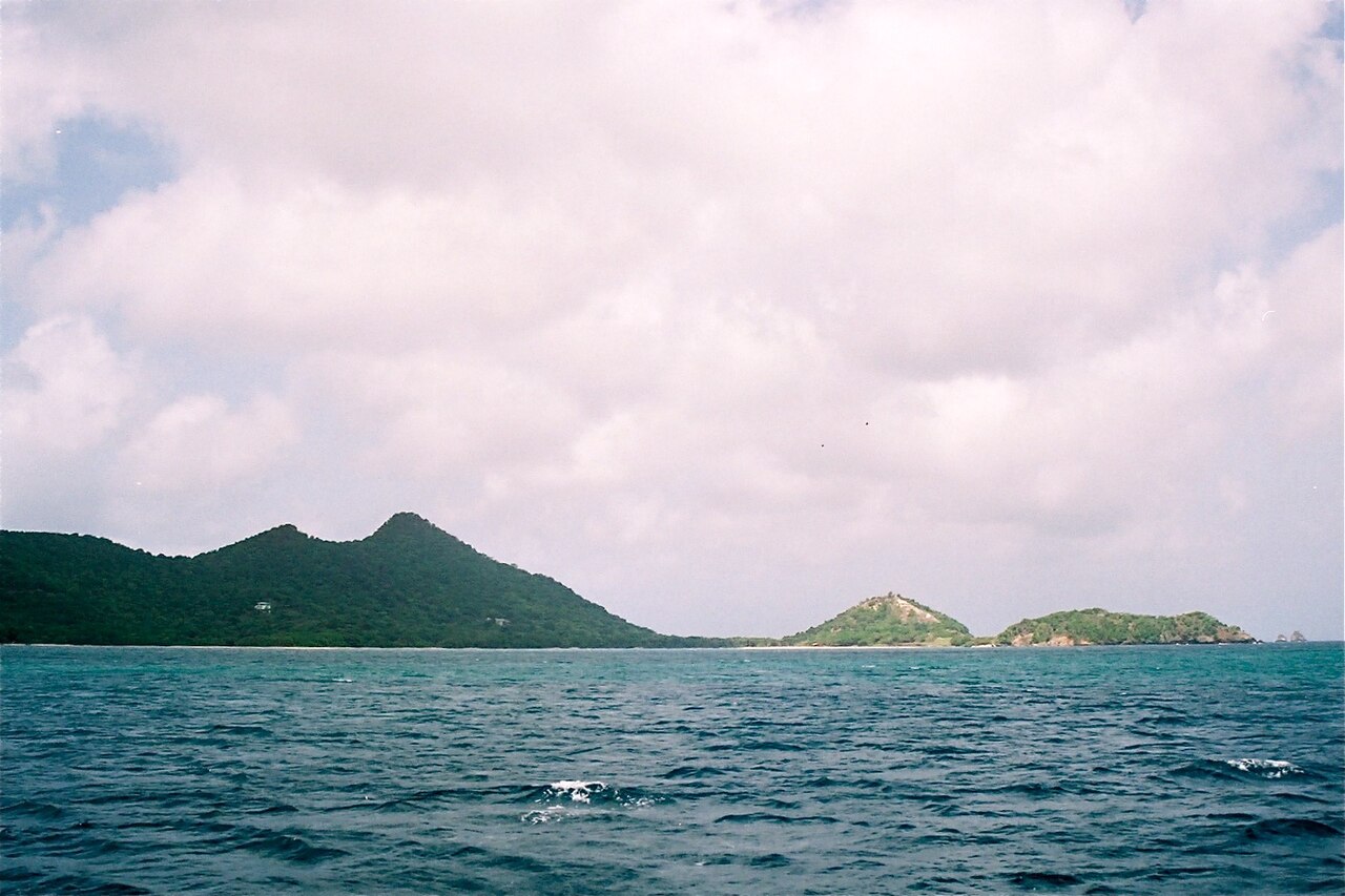 The region consists of the Antilles, divided into the larger Greater Antilles which bound the sea on the north, the Lesser Antilles on the south and east (including the Leeward Antilles), the Bahamas,