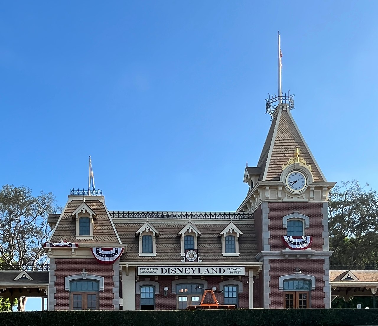 Building at the Disneyland entrance (July 2022)