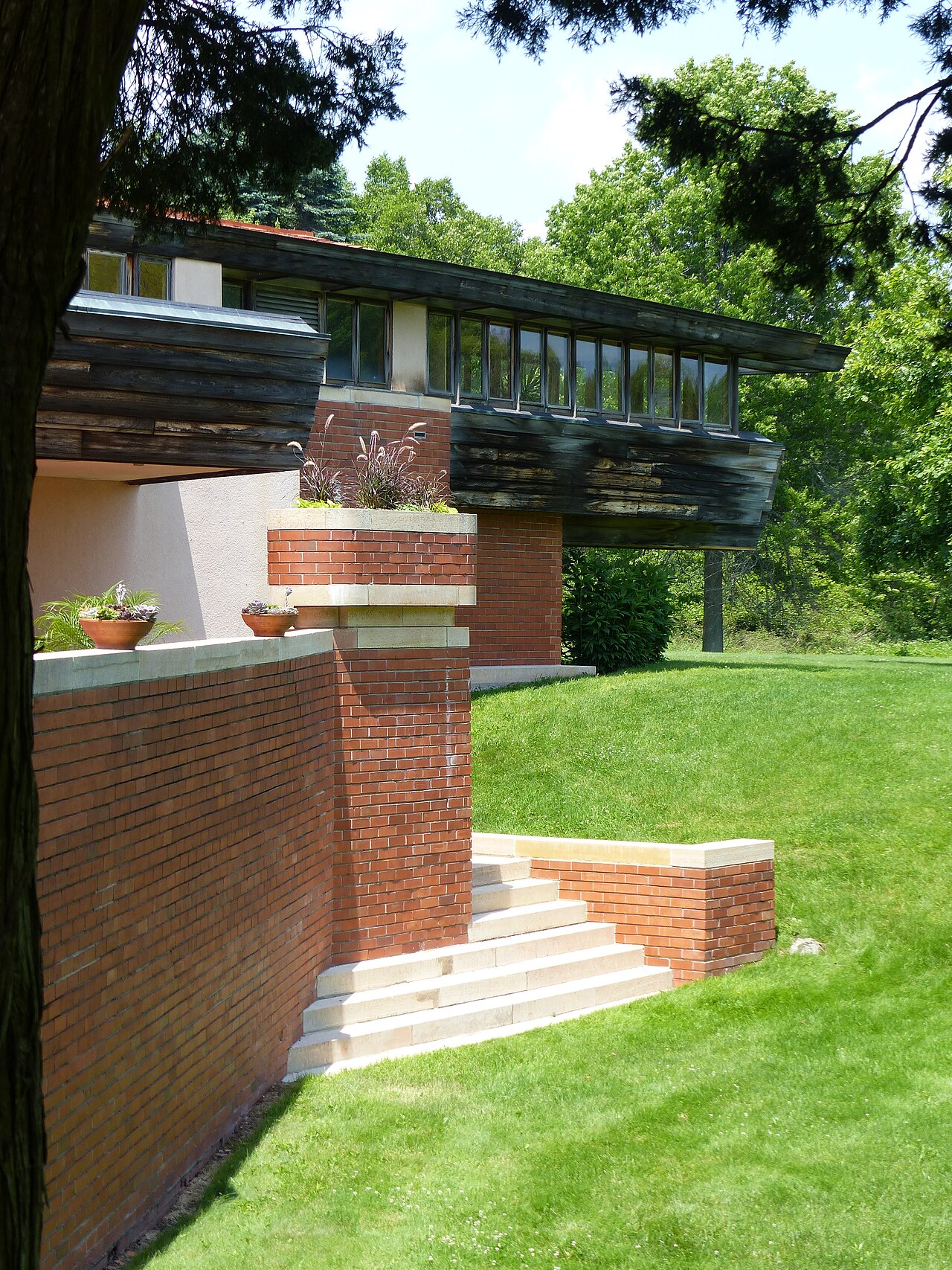 Außenansicht des Herbert F. Johnson House, in Wind Point, Wisconsin, 1938/1939 nach einem Entwurf von Frank Lloyd Wright erbaut