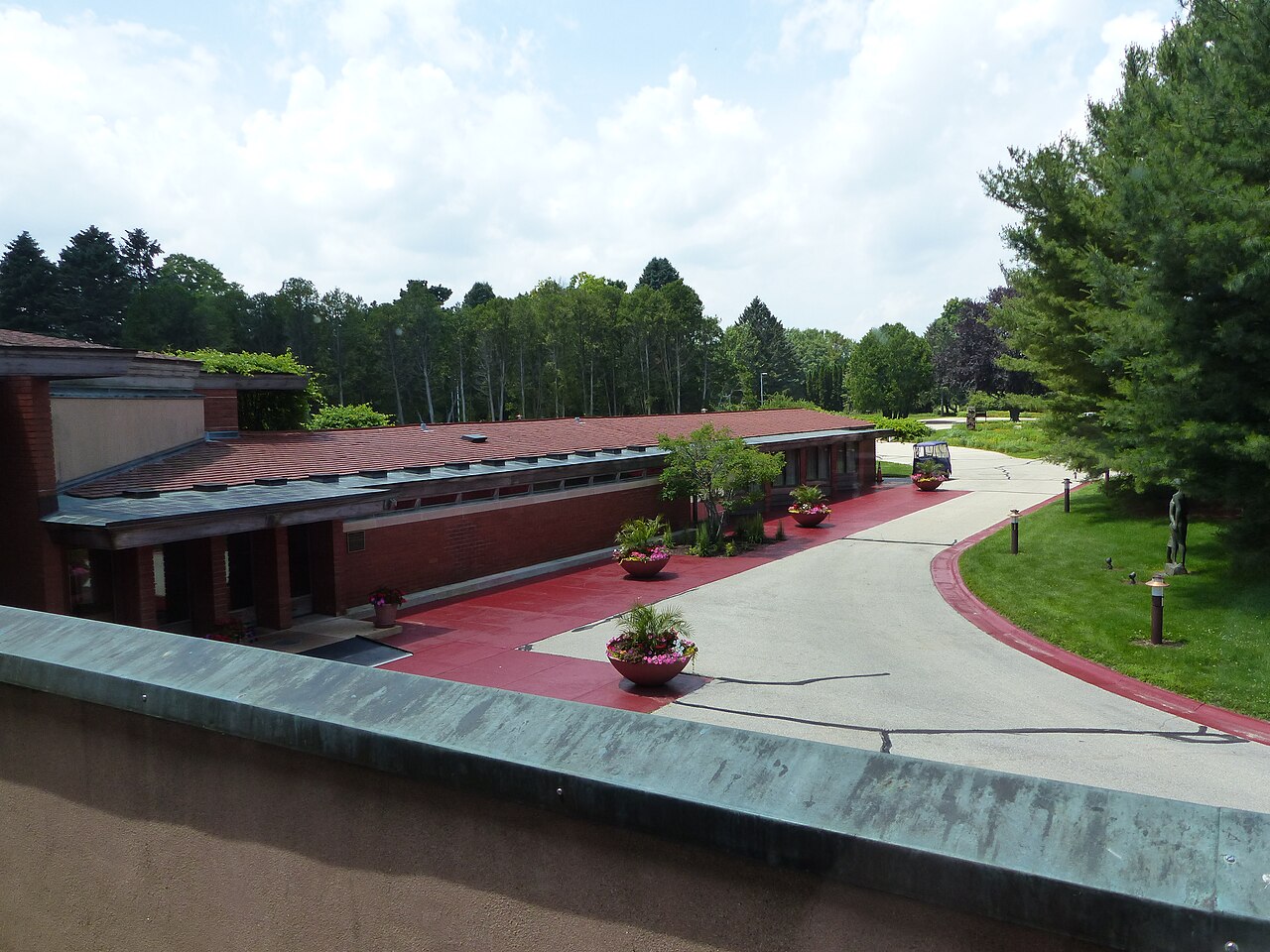 Außenansicht des Herbert F. Johnson House, in Wind Point, Wisconsin, 1938/1939 nach einem Entwurf von Frank Lloyd Wright erbaut