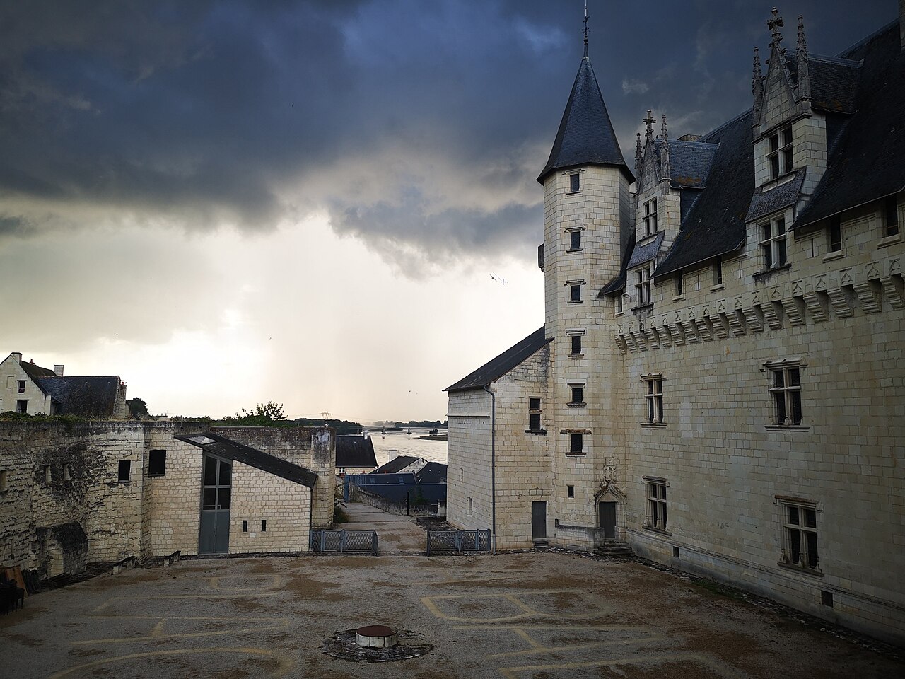 Cour du Château de Montsoreau - Musée d'art contemporain qui abrite la collection Philippe Méaille. Situé en Val de Loire, patrimoine mondial de l'Unesco.