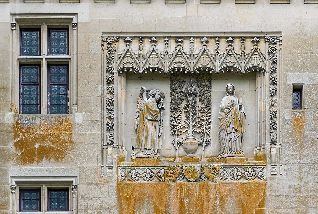 High-relief representing the "Annunciation" decorating the upper part of the wall between the towers "Julius Caesar" and "Charlemagne", Château de Pierrefonds (Oise, France).