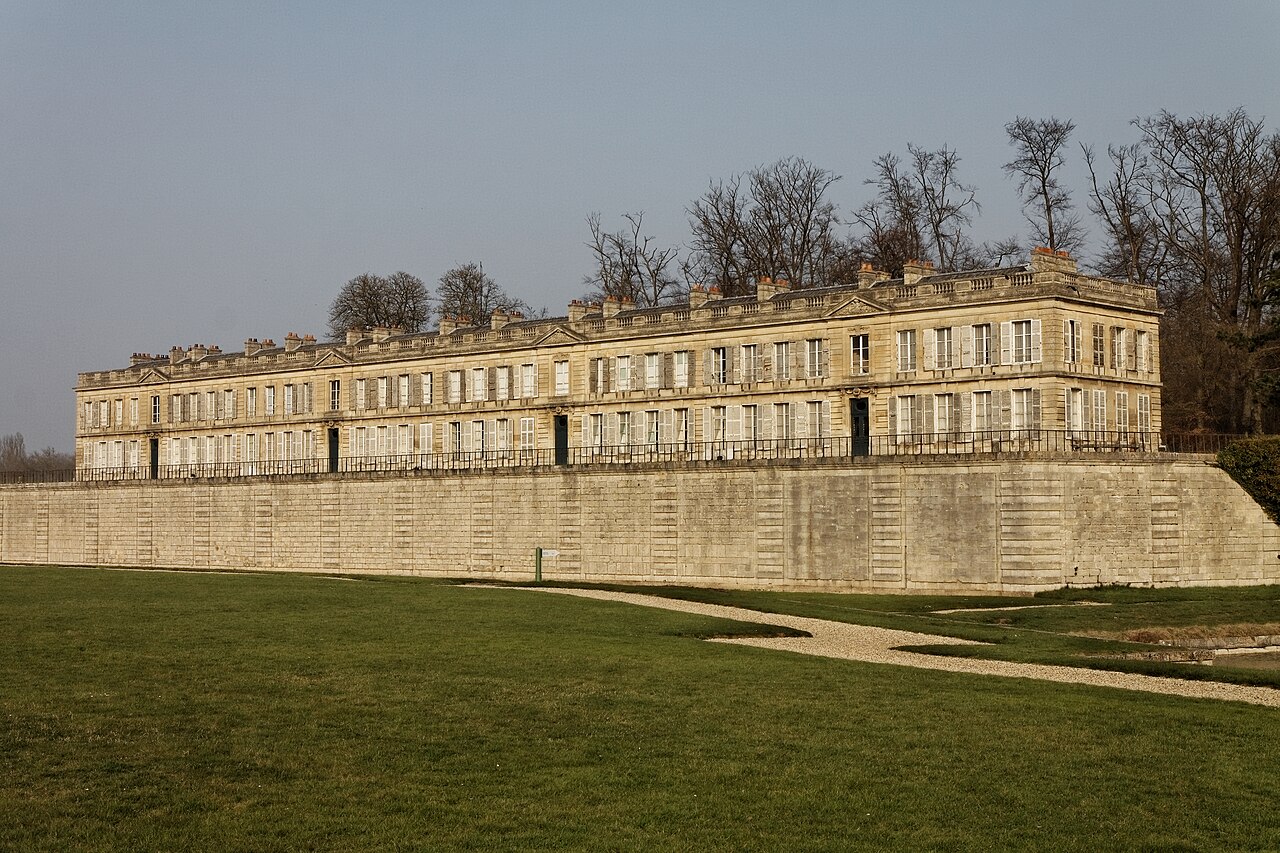Le château d'Enghien, à côté du château de Chantilly.