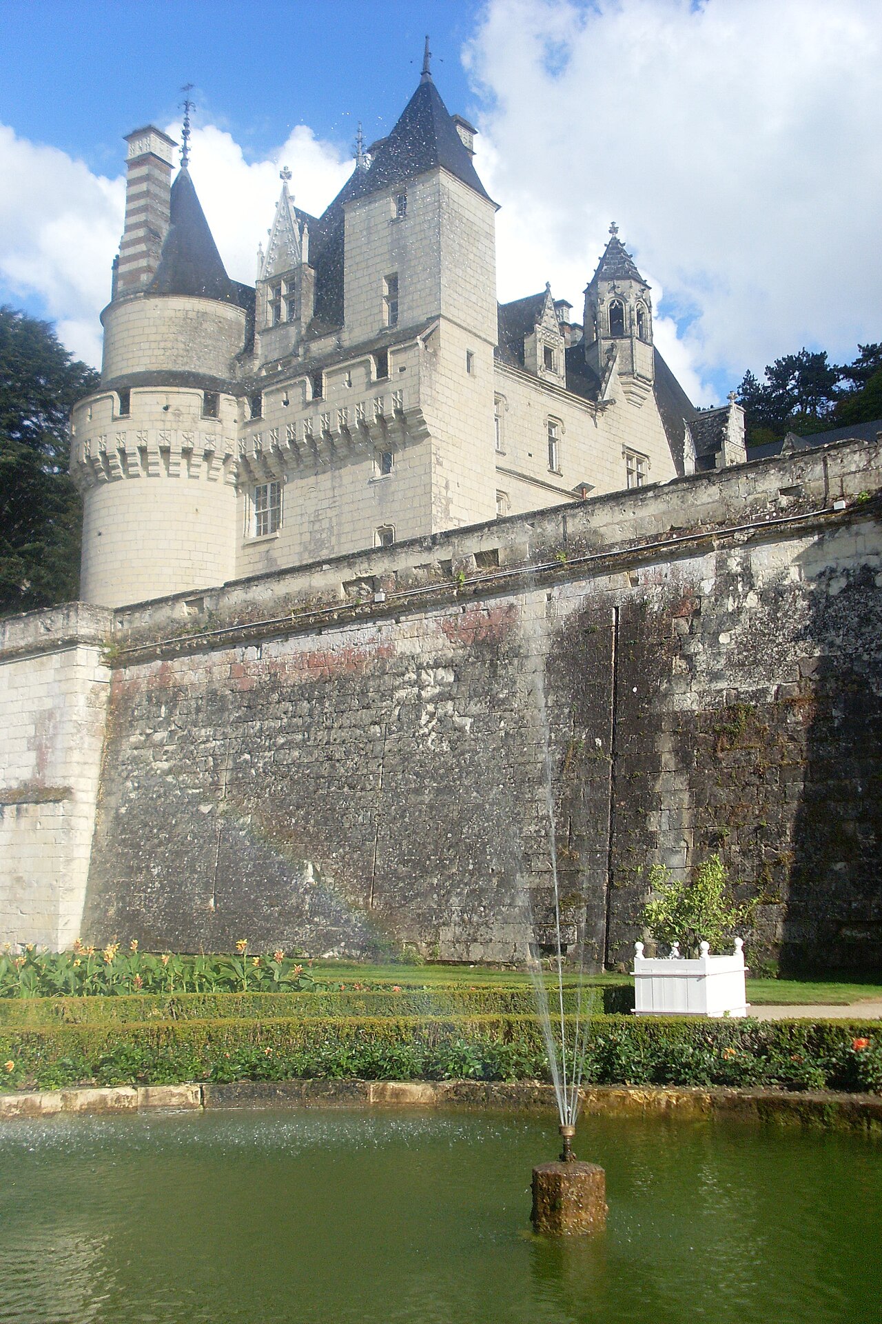 This building is en partie classé, en partie inscrit au titre des monuments historiques de la France. It is indexed in the base Mérimée, a database of architectural heritage maintained by the French M