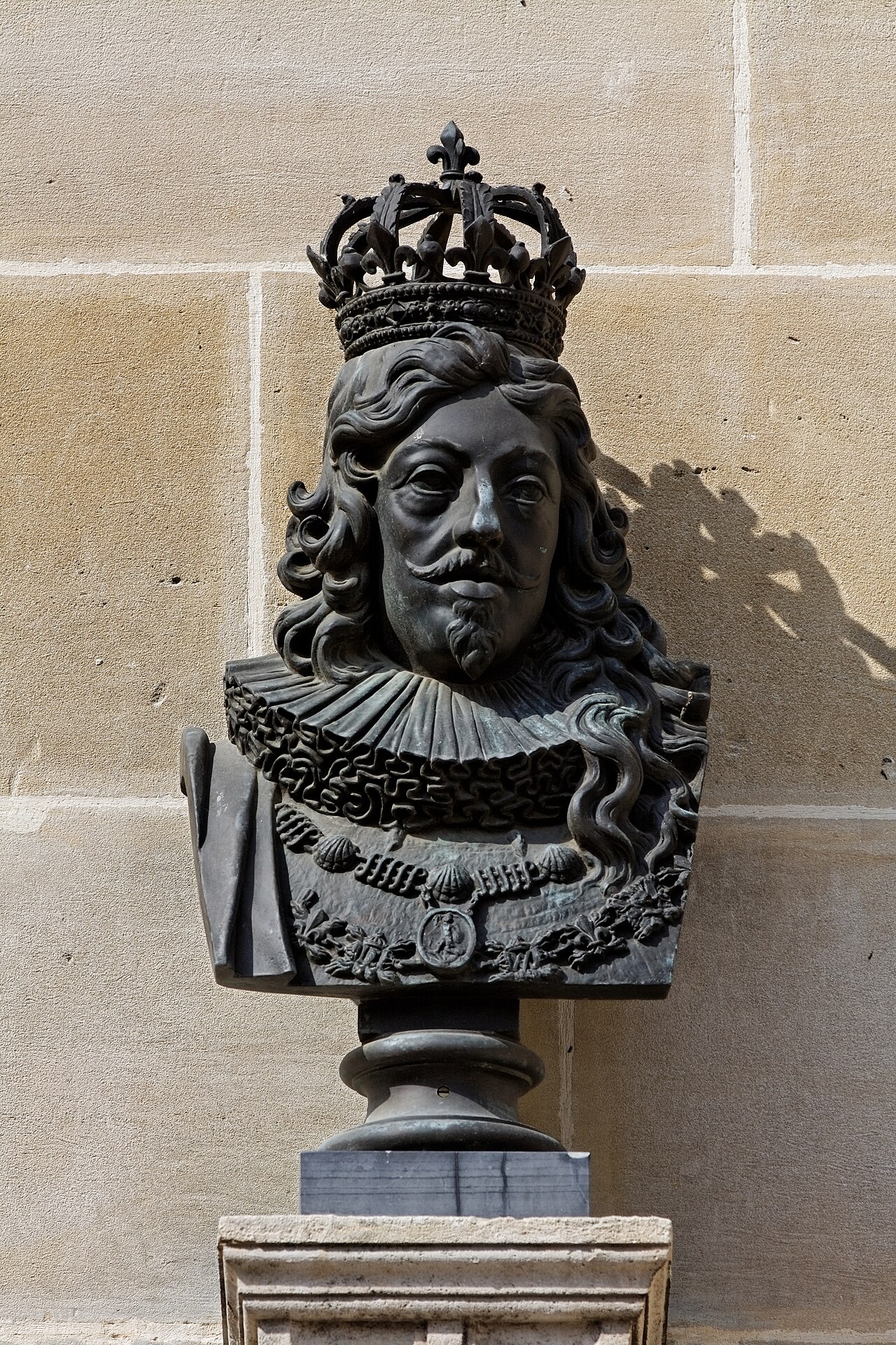 Un buste de Louis XIII dans la cour de la Capitainerie du château de Chantilly.