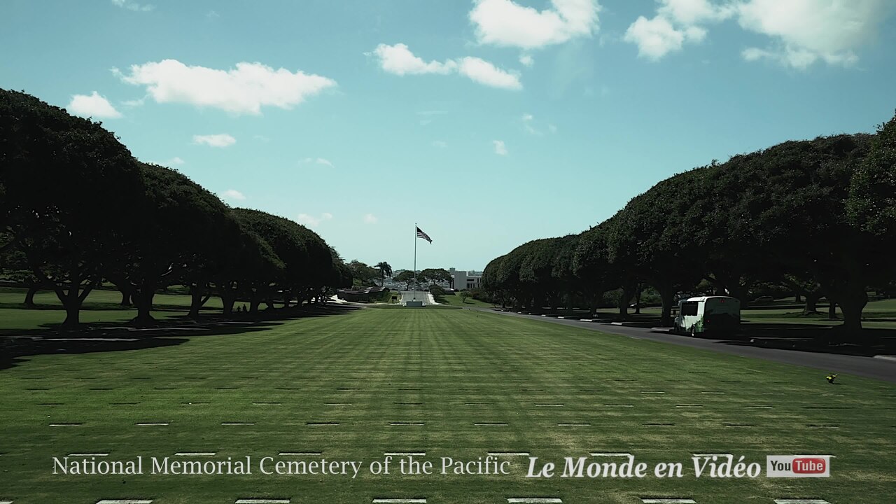 Version fraçais plus bas
Honolulu is the capital and largest city of the state of Hawaii, in the United States. It is also the seat of the county of Honolulu, on the southeast coast of the island of O
