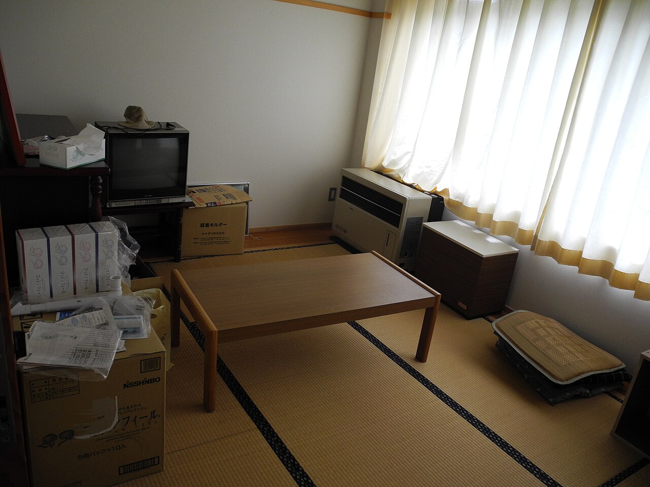 Tatami room (used as a break room for teachers), 1st floor of Hitane Elementary School.  Shimo-Hitane, Chokai, Yurihonjo, Akita, Japan.