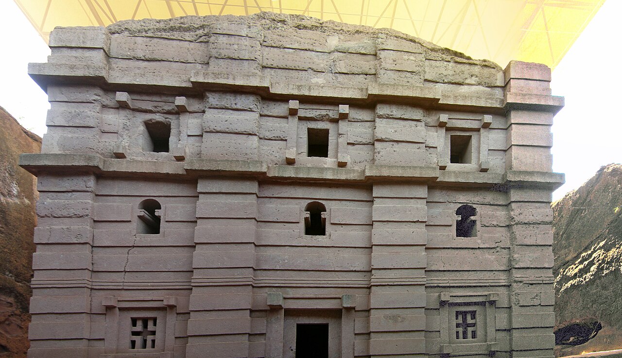 Church of St. Emmanuel is located in the eastern part of the complex. This church stands out in its external ornamentation and has an underground tunnel of 35 m long which links to the courtyard of Be