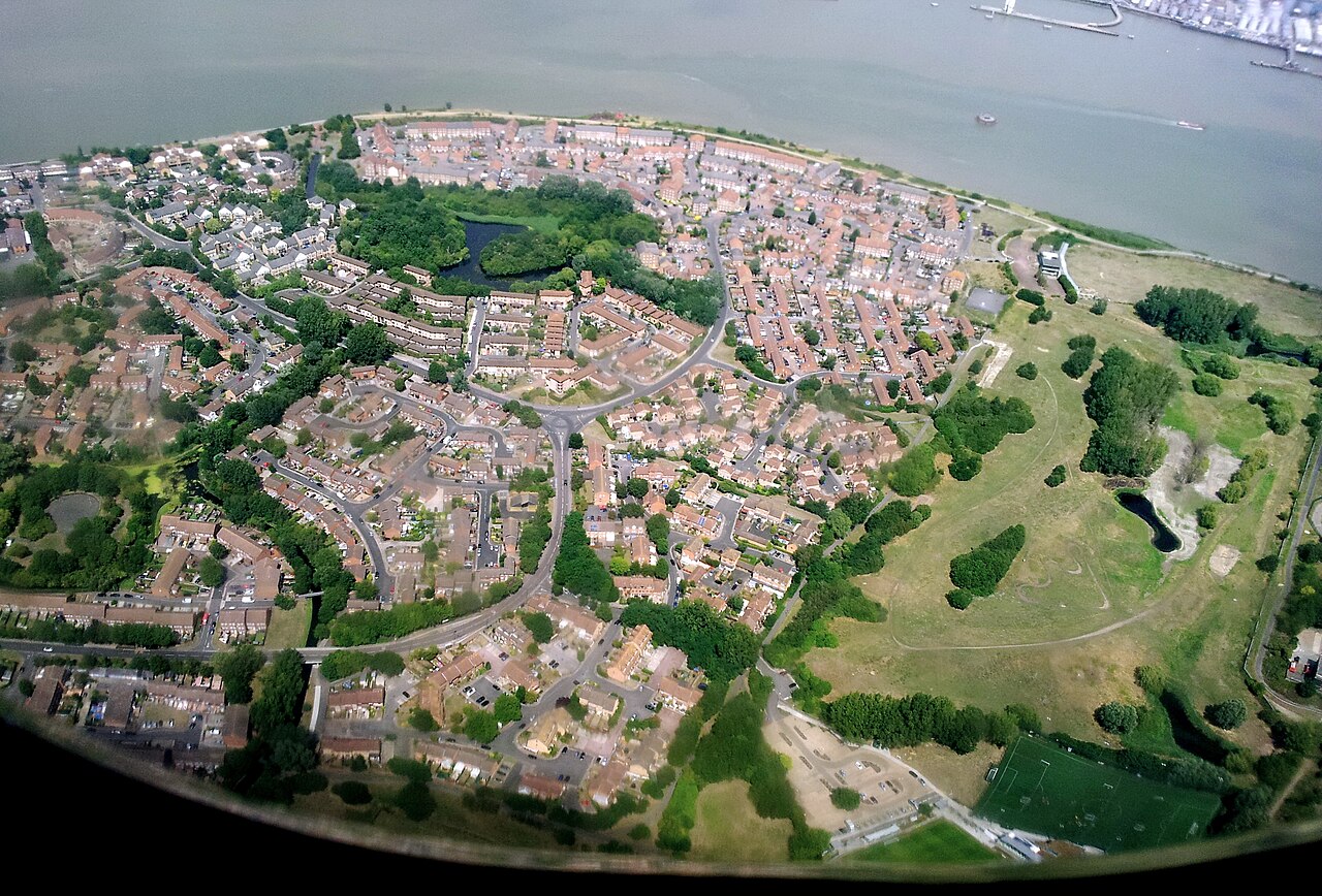 Aerial view of Thamesmead, South East London. To the right: Thamesview Golf Course.
