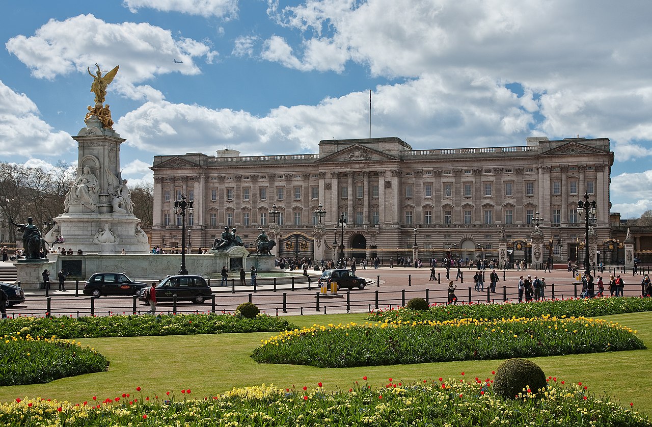 Buckingham Palace in London, England. taken by myself with a Canon 5D and 24-105mm f/4L IS lens.