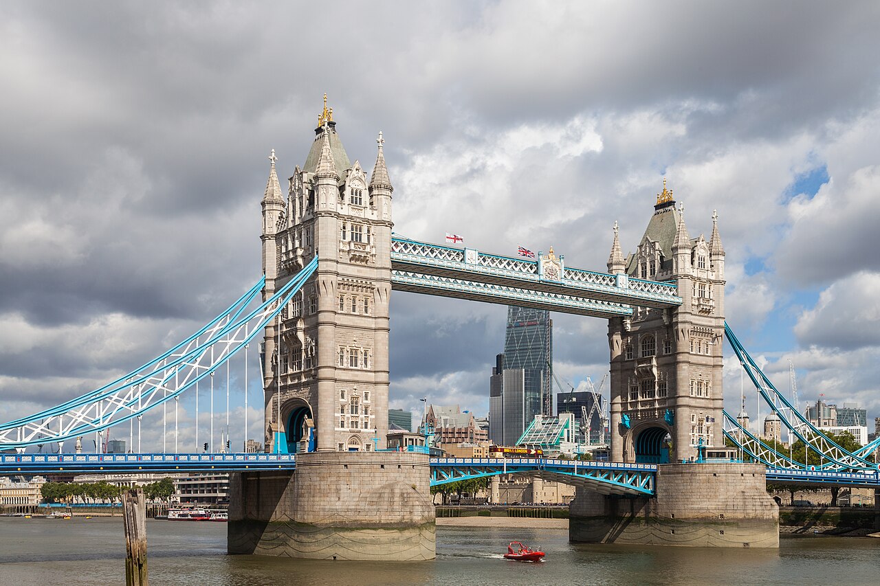 The Tower Bridge is a bascule and suspension bridge located in the center of London that crosses the River Thames. Its name is taken from the Tower of London, located nearby and has become an iconic s