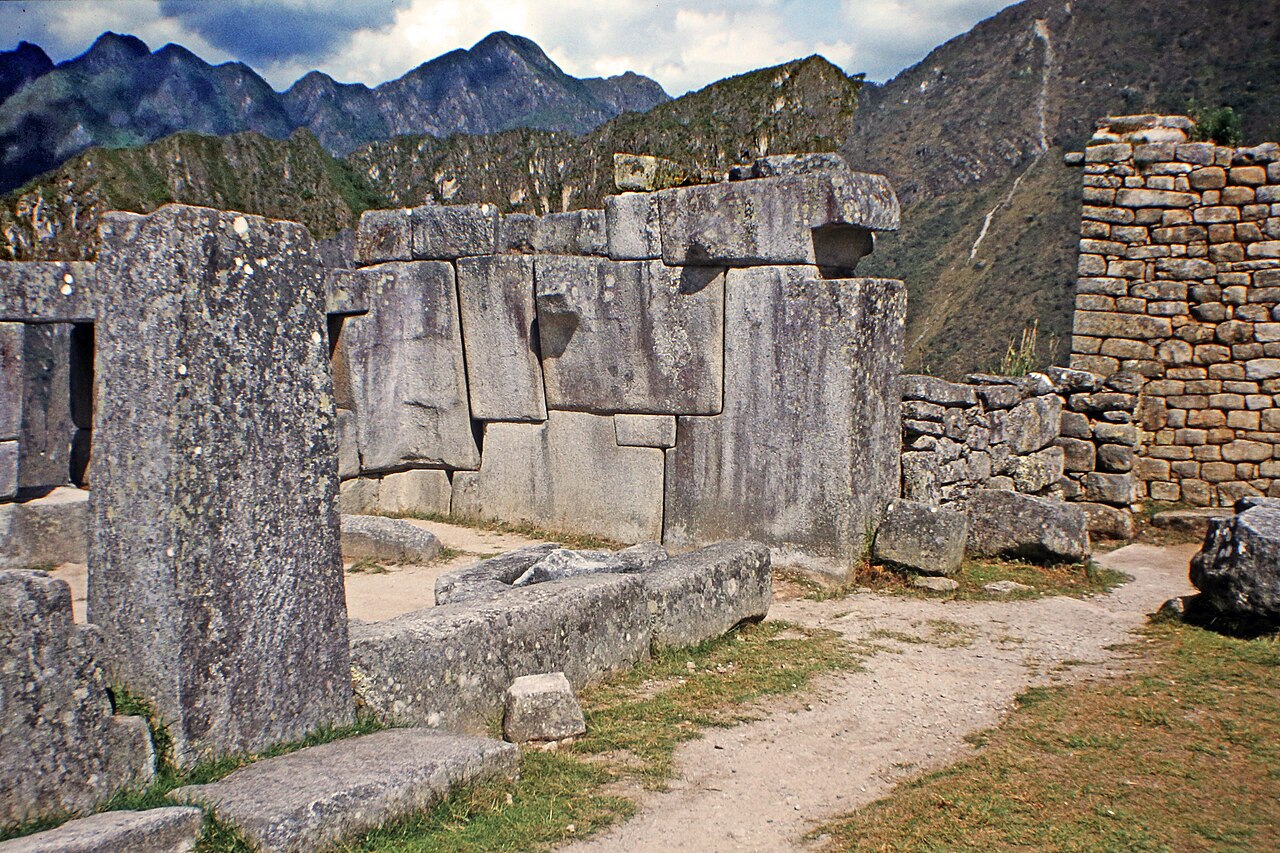 Machu Picchu, eine Ruinenstadt in Peru. Die von den Inkas im 15. Jahrhundert erbaute terrassenförmige Stadt liegt auf 2.400 Meter Höhe.