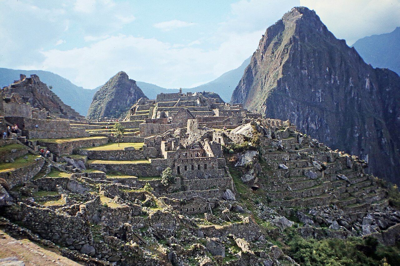 Machu Picchu, eine Ruinenstadt in Peru. Die von den Inkas im 15. Jahrhundert erbaute terrassenförmige Stadt liegt auf 2.400 Meter Höhe.