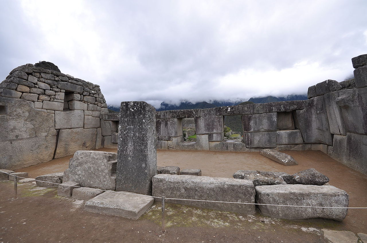 Now we come to the royal sector where Pachacuteq may have stayed alongside other members of the nobility. The buildings in this district are particularly large with massive rock lintels weighing as mu