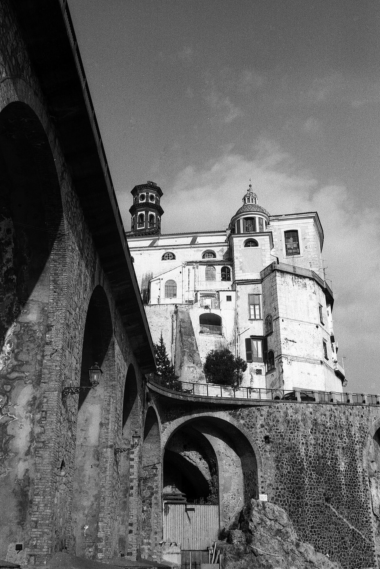 Monastero con chiesa ad Atrani (Campania, Italia), oggi Albergo Luna.Costiera amalfitana #6