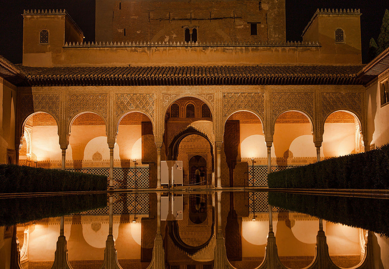 L'Alhambra (en arabe : الْحَمْرَاء, Al-Ḥamrā' , « la rouge », en raison de la couleur que prennent les murailles au coucher du soleil) de Grenade est un ensemble palatial, et un des monuments majeurs 