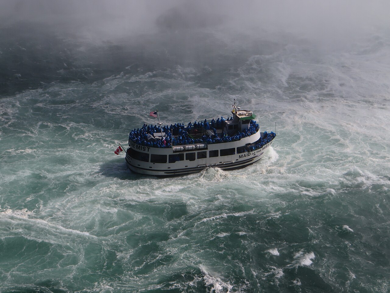 Niagara Falls is three waterfalls that straddle the international border between the Canadian province of Ontario and the US state of New York. They form the southern end of the Niagara Gorge.
From la