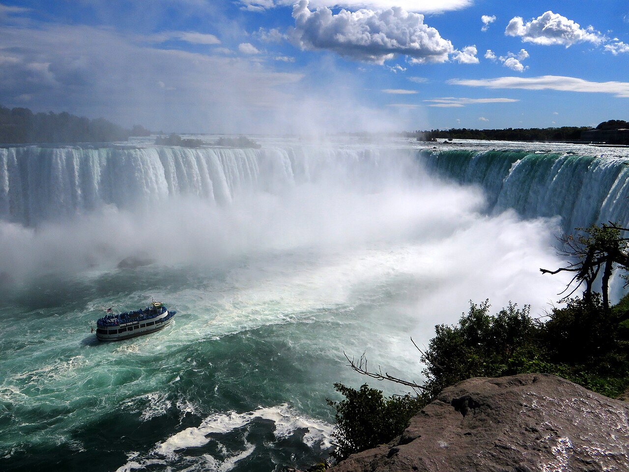 Niagara Falls is three waterfalls that straddle the international border between the Canadian province of Ontario and the US state of New York. They form the southern end of the Niagara Gorge.
From la