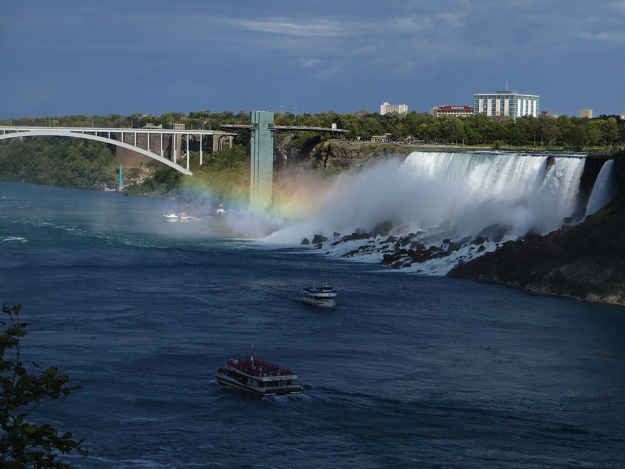 Niagara Falls is three waterfalls that straddle the international border between the Canadian province of Ontario and the US state of New York. They form the southern end of the Niagara Gorge.
From la