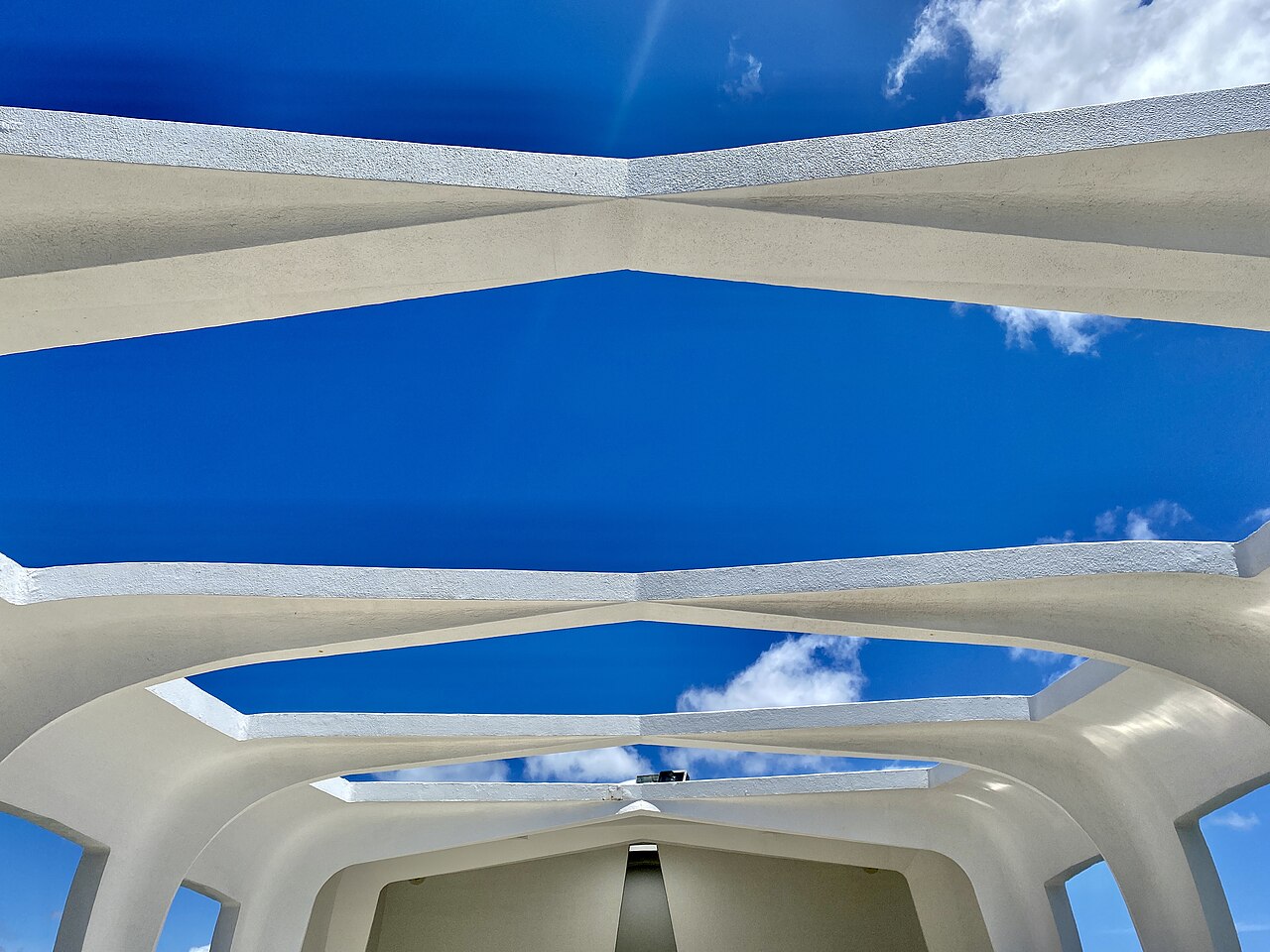 Completed in 1962, this Modern memorial structure was designed by Austrian-born architect Alfred Preis to memorialize those who died in the December 7, 1941 attack on Pearl Harbor, sitting above the r