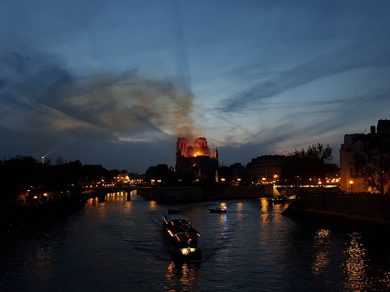 Incendie de Notre-Dame de Paris, le 15 avril 2019 à 21h09.