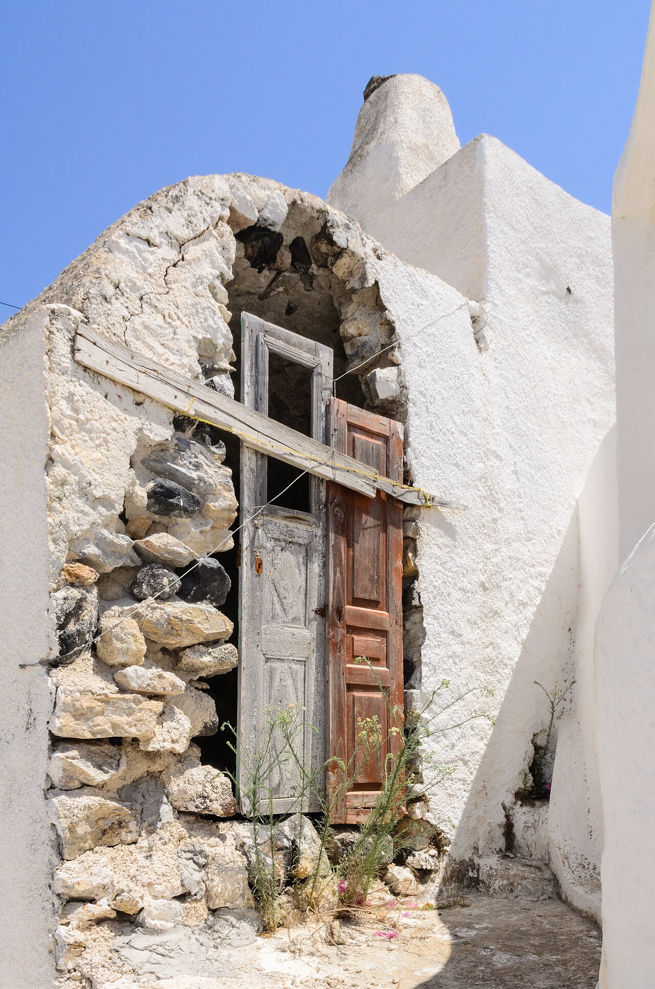 Abandoned House in the old town, Emporeio, Santorini, Greece.