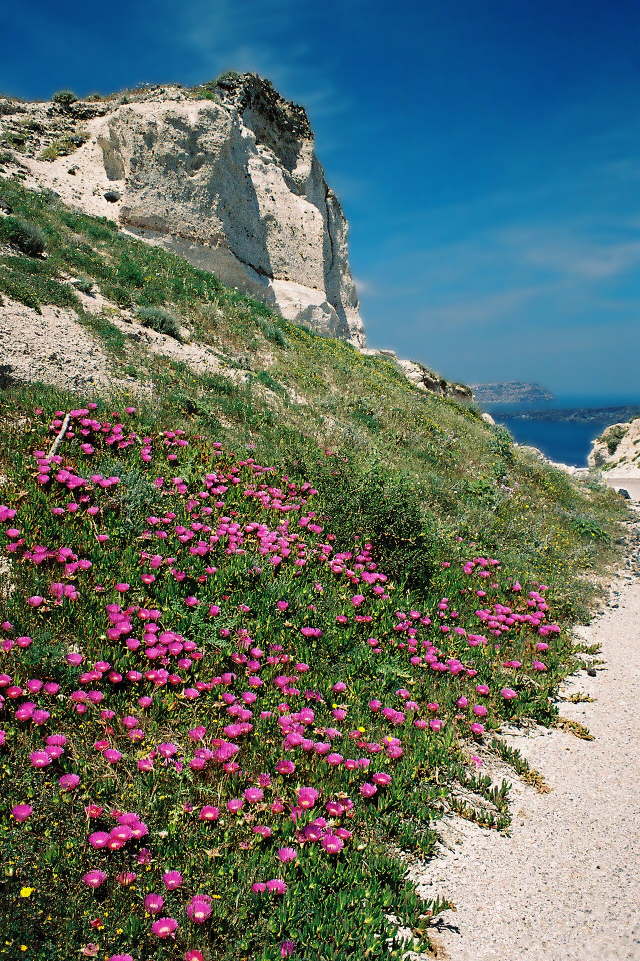 Two layers of pumice, long time eroded, mined in quarries, and in one layer small scale rock intrusions of the great minoan, Late-Bronze-Age (3,5 ka) volcanic eruption of the caldera island Thera/Sant