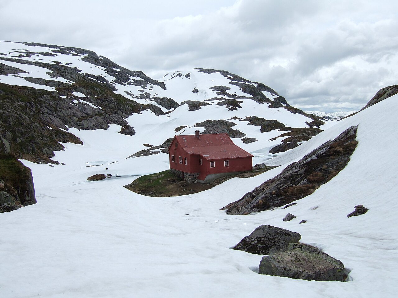 Een berghut in the middle of nowhere tijdens een barre wandeling.