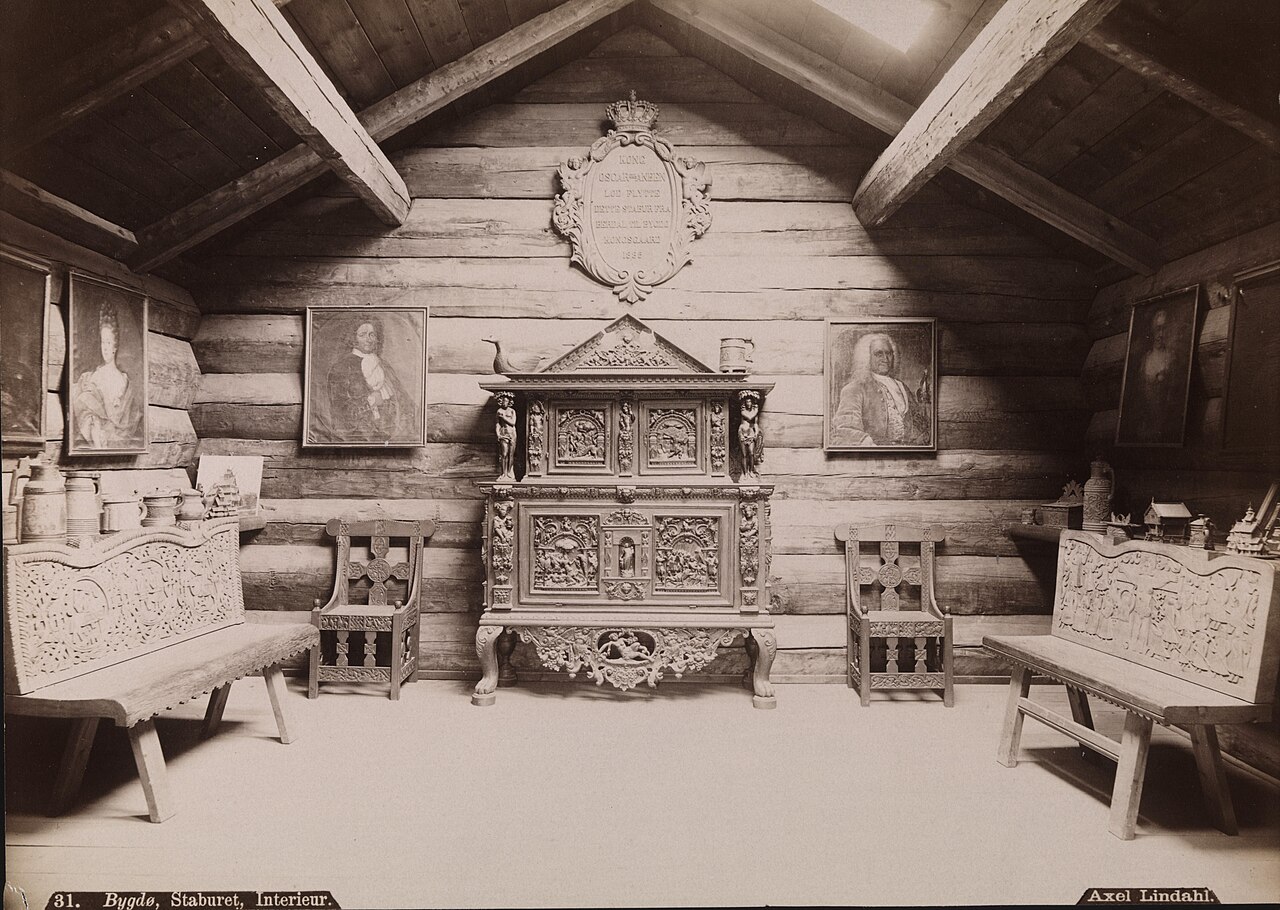 *Sted: 
Kommune:
Fylke:
Tagger:

benker
interiør
malerier
møbler
skap
stoler
treskjæring
utskjæringer
arkitekturfotografi