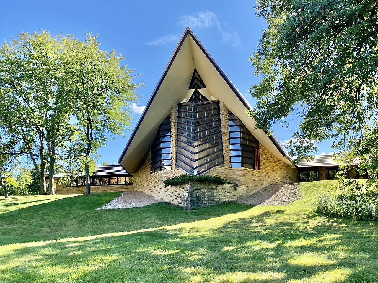Built in 1949-1951, this Modern building was designed by Frank Lloyd Wright and Marshall Erdman to house the First Unitarian Society of Madison, utilizing a strong emphasis on the geometry of triangle