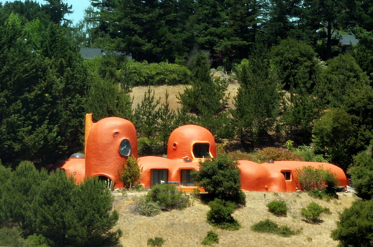 Hillsborough, California

en.wikipedia.org/wiki/The_Flintstone_House