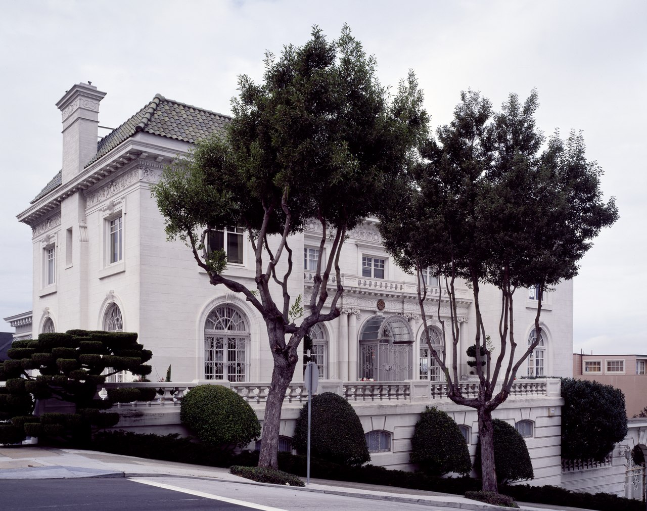 Title: San Francisco, California's affluent Pacific Heights neighborhood boasts several grand homes, including this mansion
Physical description: 1 transparency : color ; 4 x 5 in. or smaller

Notes: 