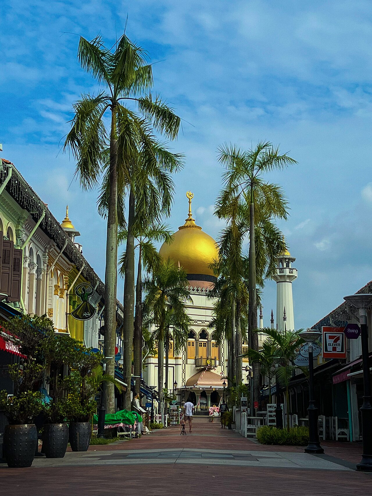 Masjid Mosque also known as Sultan Mosque, is Singapore’s prominent mosque. Bring famous for its immense golden dome and large prayer halls, it has became an attraction whenever people visits the hist