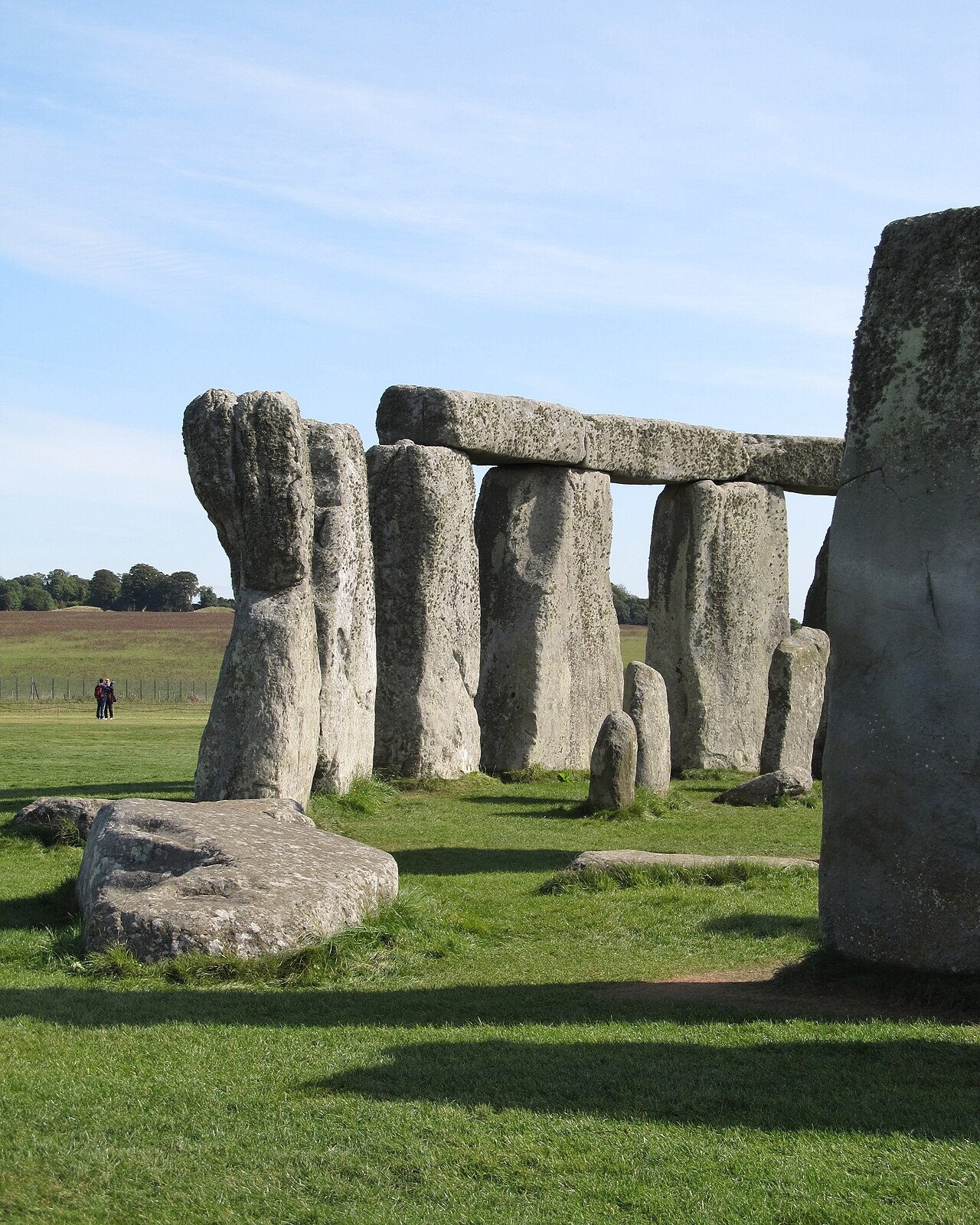 Stonehenge from the west, showing from left to right sunlit main ring stones 25-26 (fallen) and 27-30 and 1 (upright) plus associated lintel stones. Part of stone 23 can be seen in shadow on the far r