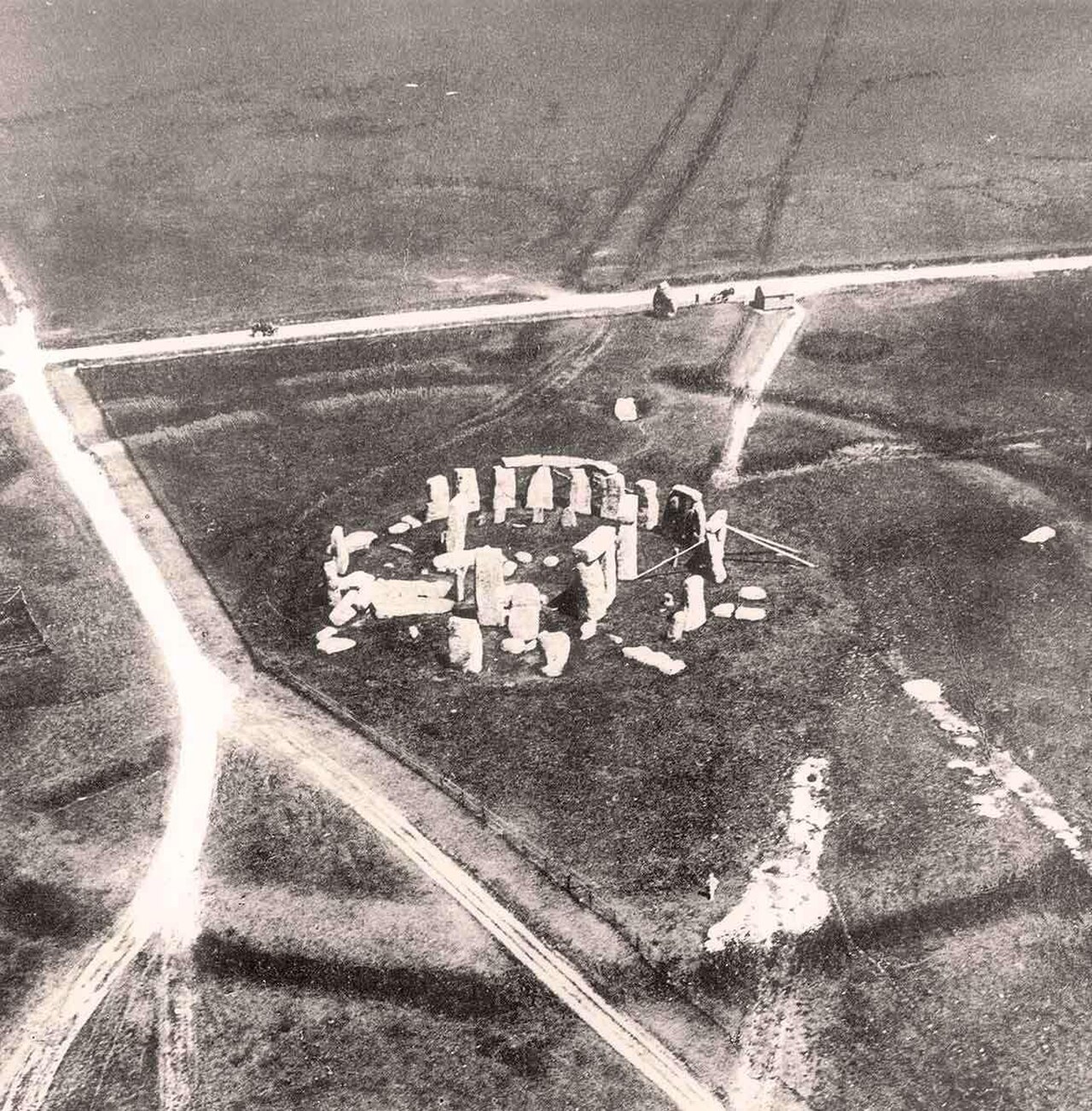 Stonehenge. Taken by 2nd Lt Philip Henry Sharpe in Summer 1906 from a Royal Engineers’ tethered balloon.
Reputedly the earliest known aerial photograph of any archaeological monument in Britain.

Expi