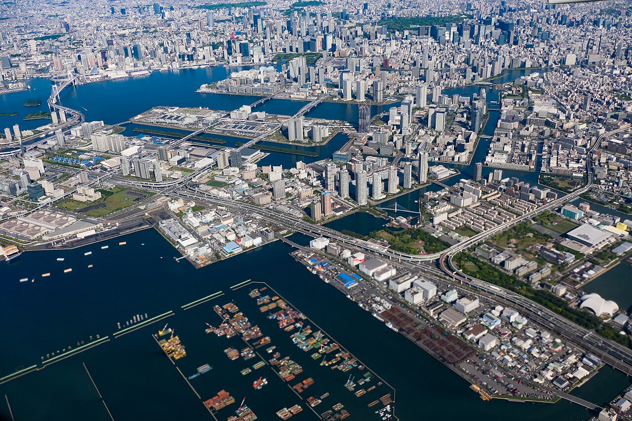 A panoramic view of the Tokyo Waterfront City seen from above the Shinkiba district in Koto Ward (the left end of the screen is the Daiba district)