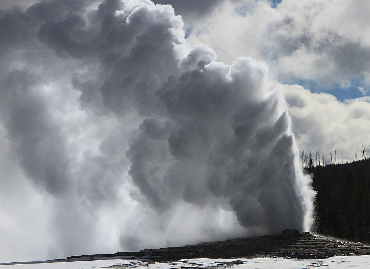 Clouds of steam billow from a rock cone
Old Faithful Geyser
Keywords: media quality; old faithful; geyser; yell