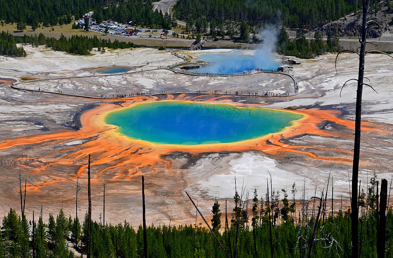 Grand Prismatic Spring, Yellowstone National Park, Wyoming, USA.